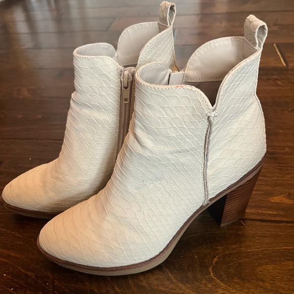 MIA Snake Print Booties, Size 6 - Picture 2 of 4